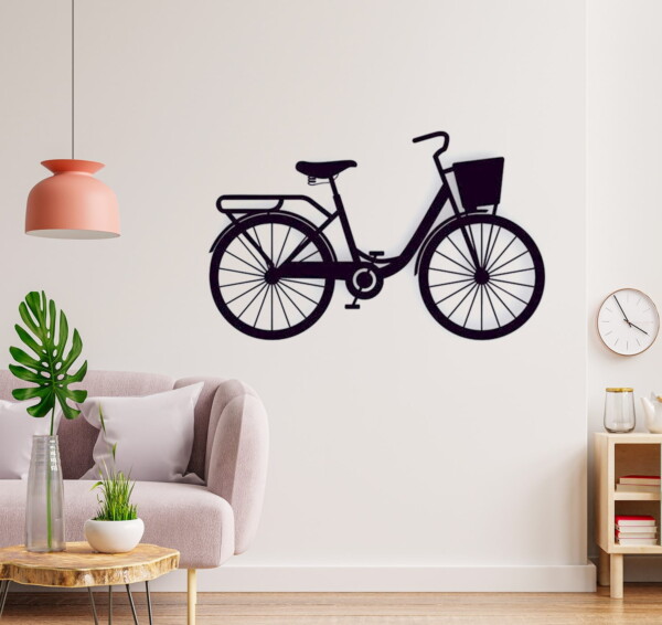 אופניים עם סל נשיאה בחיתוך עץ, בזווית מהצד, יצירת דימוי חזותי עם דגש על פרטים צורניים.