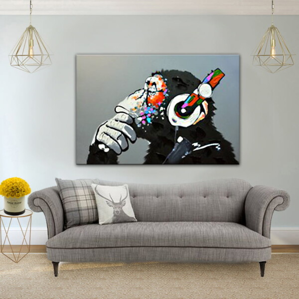 תמונה של קוף חושב מאזין למוסיקה, תלויה בסלון בהיר, מביאה נופך חינני וחדשני עם עיצוב מרהיב וייחודי.