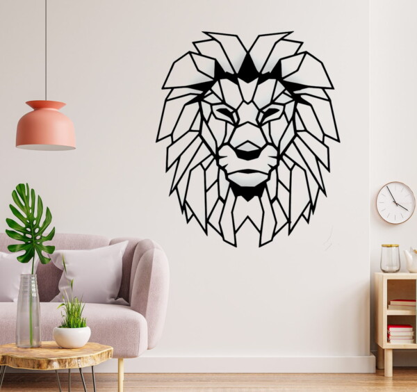 חיתוך עץ של פורטרט של אריה מלך החיות, תלוי בסלון בהיר, יוצר ניגודיות חדה עם עיצוב עוצמתי ומוקפד.