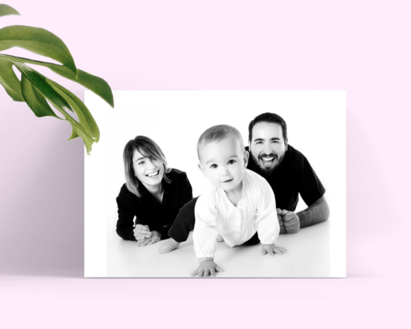 תמונה משפחתית של זוג הורים ותינוק בשחור ולבן, על תמונה מעוצבת אישית, מייצרת אפקט חזותי נקי ויוקרתי עם ניגודיות גבוהה.