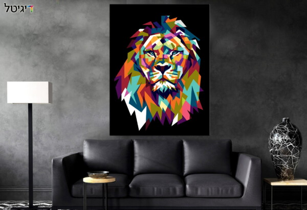 תמונה של אריה בצורות גיאומטריות צבעוניות, מוצגת בסלון כהה, מביאה אווירה חיה ומרשימה עם עיצוב חזותי מודרני וחדשני.