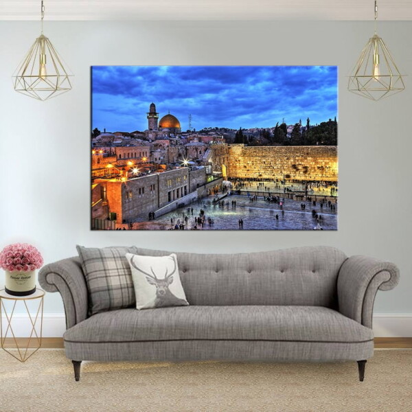 תמונה של הכותל בירושלים עם כיפת הזהב ושמיים כחולים ומעוננים, מוצגת בסלון אפור, יוצרת ניגודיות עדינה ותחושת אלגנטיות.