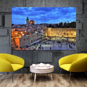 תמונת הכותל בירושלים, כיפת הזהב על רקע שמיים כחולים ומעוננים, יוצרת תחושת קדושה ויופי.