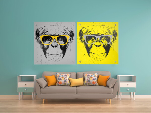קוף עם משקפיים באילוסטרציה, אחת בתמונה עם רקע צהוב והשנייה עם רקע אפור, תצוגה מרהיבה של צבעים מנוגדים.