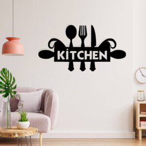 המילה "Kitchen" בחיתוך עץ עם סכו"ם, פרטים מדויקים ועיצוב מעודן, מתאים לכל מטבח.