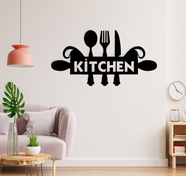 המילה "Kitchen" בחיתוך עץ עם סכו"ם, פרטים מדויקים ועיצוב מעודן, מתאים לכל מטבח.