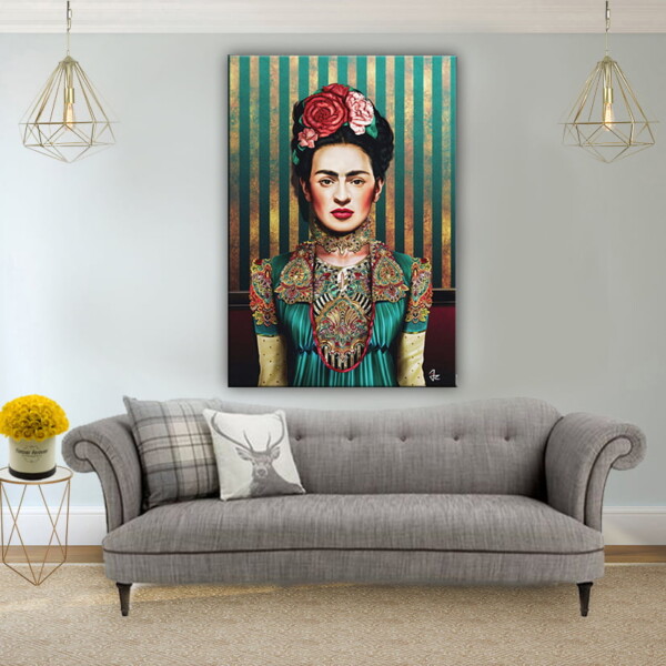 פורטרט של פרידה קאלו עם רקע מפוספס בצבעים עזים ומוזהבים, בסלון בהיר, יוצר אפקט חזותי ייחודי ומעניין עם עיצוב יצירתי.