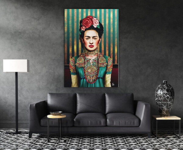 תמונה של פורטרט פרידה קאלו על רקע מפוספס בצבעים עזים ומוזהבים, תלויה בסלון כהה, מביאה עיצוב אומנותי מרהיב עם ניגודיות בולטת.