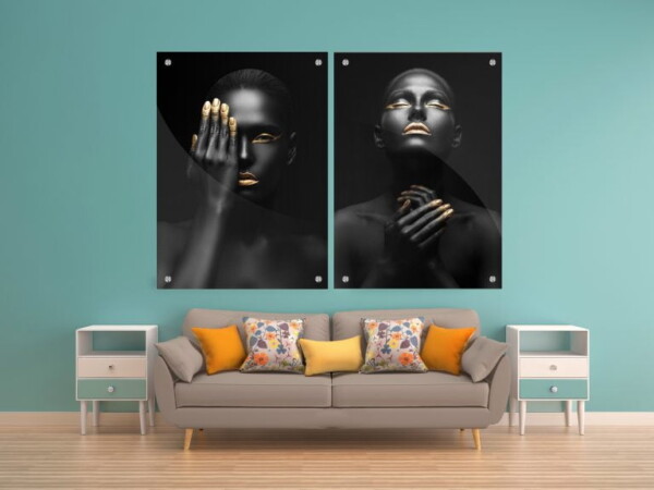 שתי תמונות זכוכית של נשות אפריקה בצבע כהה עם אלמנטים מוזהבים, מייצרות אפקט מרהיב עם ניגודיות ויופי ייחודי.