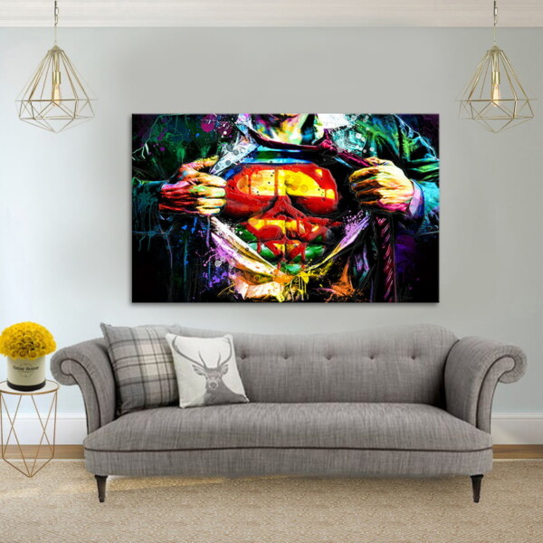 סופרמן עם כתמים צבעוניים בתמונה, מוצג בסלון בהיר, מביאה תחושת חיות וצבעוניות מרשימה.
