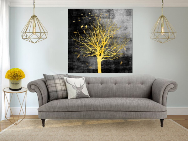 תמונה של עץ מוזהב על רקע שחור, בסלון בהיר, משדרת תחושת שלווה ועומק עם עיצוב יוקרתי.