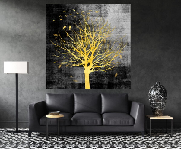 תמונה של עץ אור הלילה: עץ מוזהב על רקע שחור, תלויה בסלון כהה, יוצרת ניגודיות ייחודית ומרהיבה עם עיצוב מודרני.