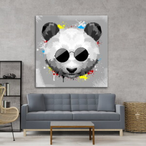 דוב פנדה באיורי שחור-לבן, משקפי שמש כהים, כתמים צבעוניים, שילוב של ייחודיות וחן מיוחד.