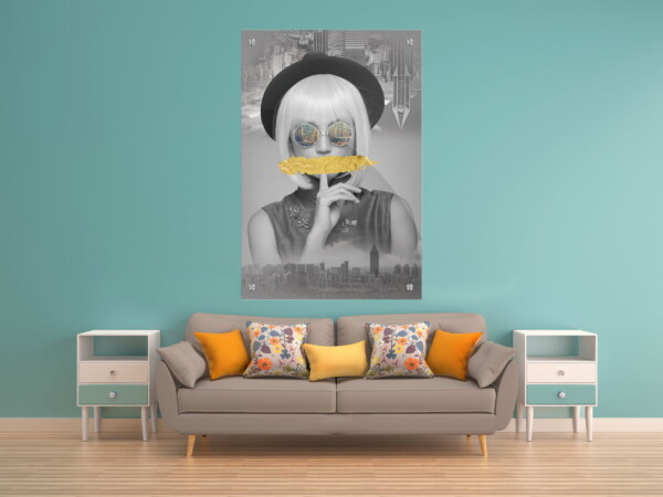 תמונת פורטרט של אישה בלונדינית במשקפי שמש, מסמנת על שתיקה, מראה שיקי ואווירה רגועה.