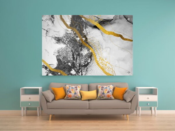 תמונה אבסטרקטית של מרקם שיש בהיר ומוזהב, מוצגת בסלון צבעוני, יוצרת ניגודיות מרהיבה עם טקסטורה עשירה.