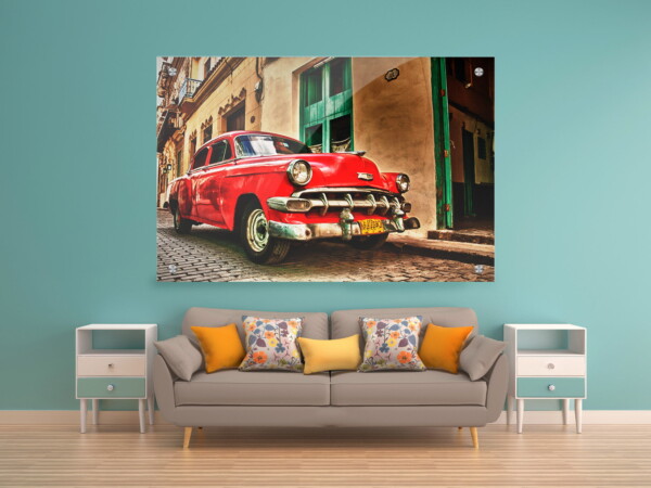 תמונה של מכונית אדומה בקובה צבעונית, קונטרסט בין צבע הרקע של הרחוב למכונית, תוצאה צבעונית ומודגשת.