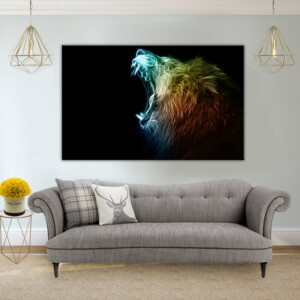 תמונה של שאגת אריה בצבעים מחושמלים, מוצגת בסלון בהיר, מייצרת אפקט חזותי חזק ומודרני עם ניגודיות מרהיבה.