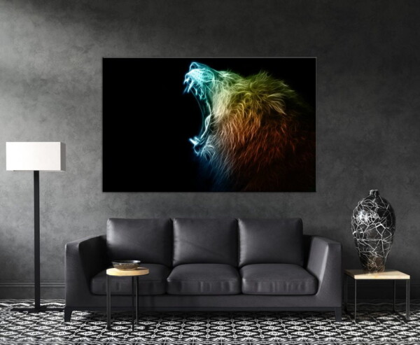תמונה מדהימה של שאגת אריה בצבעים מחושמלים, בהדמיה בסלון כהה, מביאה תחושת אנרגיה ודינמיות עם ניגודיות חזקה.