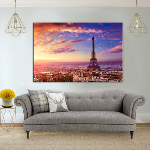 פריז בדמדומים, תמונה המציגה את העיר כשהשמש שוקעת, גשרים מוארים ומגדל אייפל בולט במיוחד.