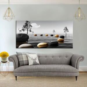תמונה פנורמית בשחור-לבן של שביל אבנים מוזהב על המים, תלויה בסלון בהיר, יוצרת ניגודיות ייחודית ומרהיבה עם עיצוב מודרני.