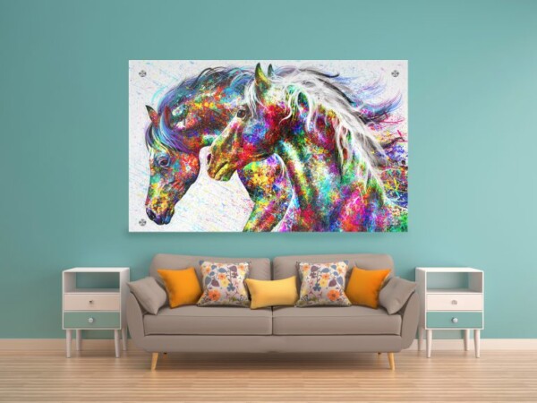 תמונת זוג סוסים צבעוניים דוהרים, מוצגת בסלון בהיר, מייצרת שילוב יפה של צבעים וניגודיות עם תחושת חיות.