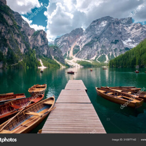 הנוף סביב אגם Braies או Pragser Wildsee, איטליה_310977142