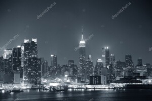 העיר ניו - יורק - מנהטן - תמונת נוף עירוני - תמונת שחור ולבן - 9858739