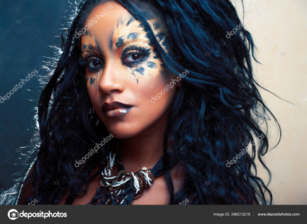 פורטרט אישה עם צבעי איפור של נמר_396213218