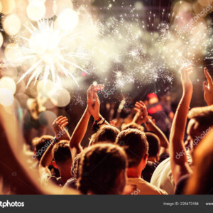 תמונה של חגיגה של אנשים מרימים ידיים עם זיקוקי דינור בהופעה_226473184