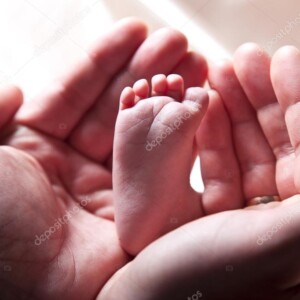 תמונת תינוק - איברי גוף - ידיים מבוגרות מציגות רגל של תינוק_45709701