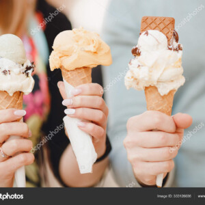 תמונת קיץ - ילדים מחזיקים גלידות - 333126036