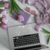 פרחים סגולים ומחשב נייד