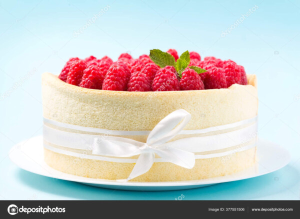 עוגת פטל עם סרט קישוט מסביבה - צילום מהצד - תמונת אוכל וטבע דומם 377551506