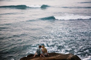 תמונת נוף של ים עם זוג שמתנשק על צוק - תמונת ים וגלים _193391458