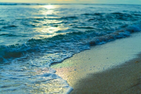 גלי ים - תמונת חוף של גלים - שקיעה בחוף ים _107831994_XL