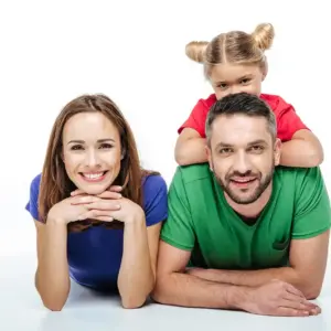 תמונה משפחתית של זוג וילדה בסטודיו על רקע לבן